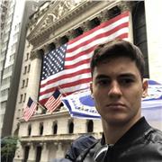 Studente kaplan international impartisce lezioni di inglese per studenti dalla prima alla terza media